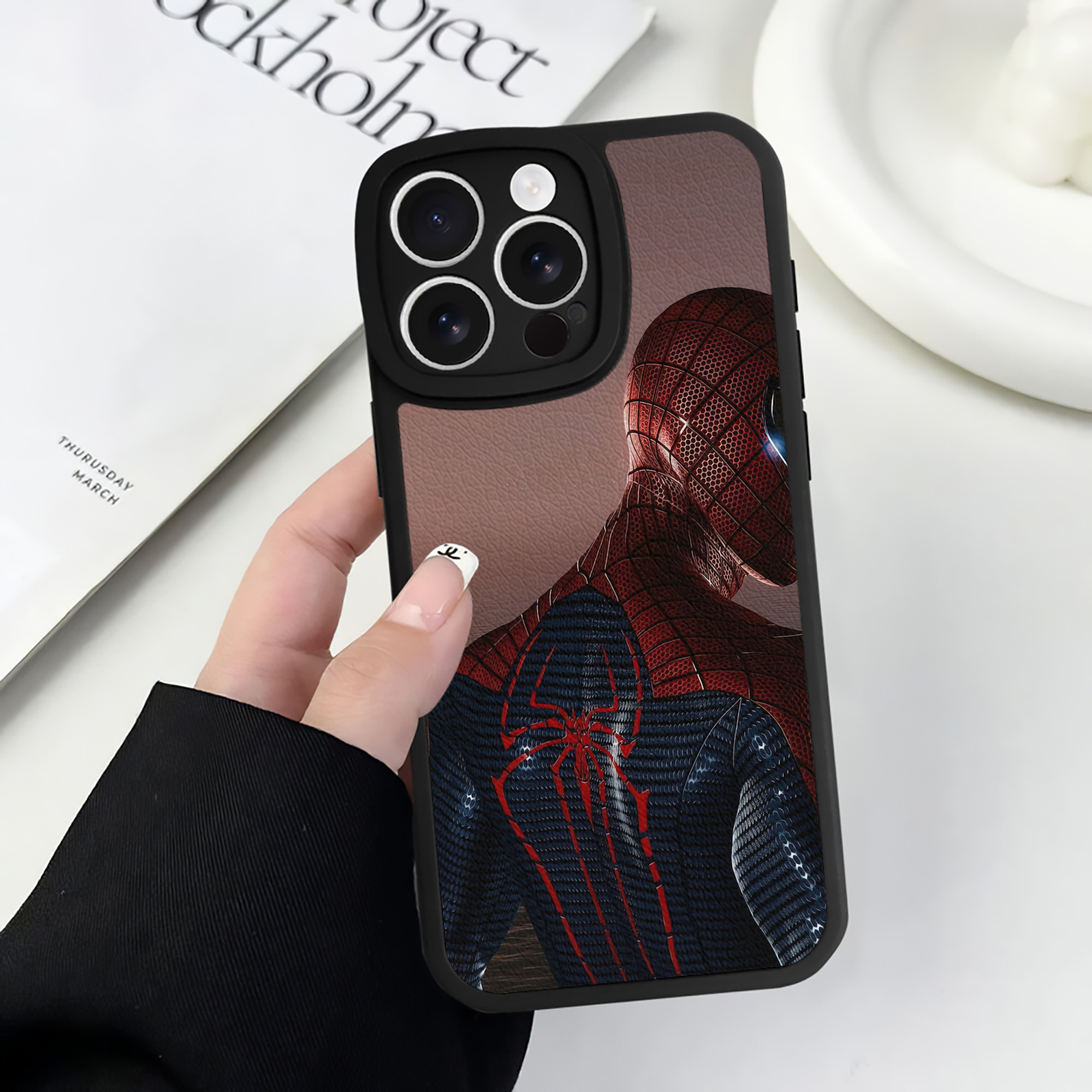 Spider Man スパイダーマン 【iPhone 16シリーズ対応】シリコンスマホケース（レザー調） 材質：シリコン